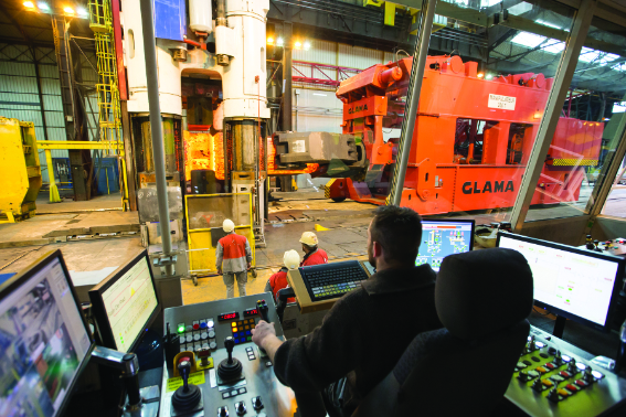 Pilotage de la presse 9 000 tonnes dans l'usine Framatome du Creusot © Framatome